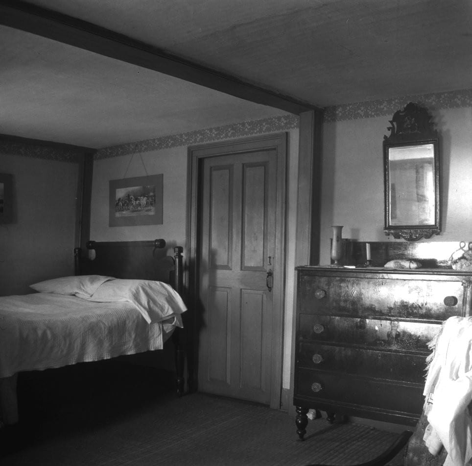 Robert Gifford House (Interior)
Accession Number: 2000.100.80.66
Creator: Palmer, Fred W.
Summary: Robert Gifford house, west side of Horseneck road, 1/2 mile south of Akin's corner. Interior view of bedroom showing bed, door and bureau; and original construction details. [pg 64]
Title: Robert Gifford House (Interior)
Date: 1906, circa
Medium: Negative, Nitrate
Dimensions: 3.5" x 3.5"
